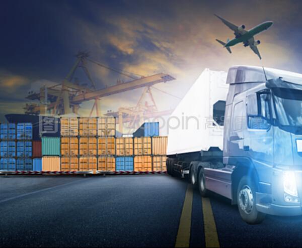 装卸工人和集装箱卡车、港口和货运货物